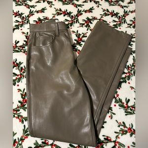 Abercrombie - Vegan Leather ‘90s Straight Pant (Ultra High Rise)